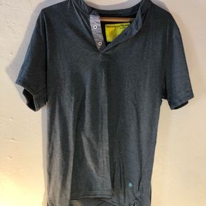 Descendent of Thieves shirt never worn medium